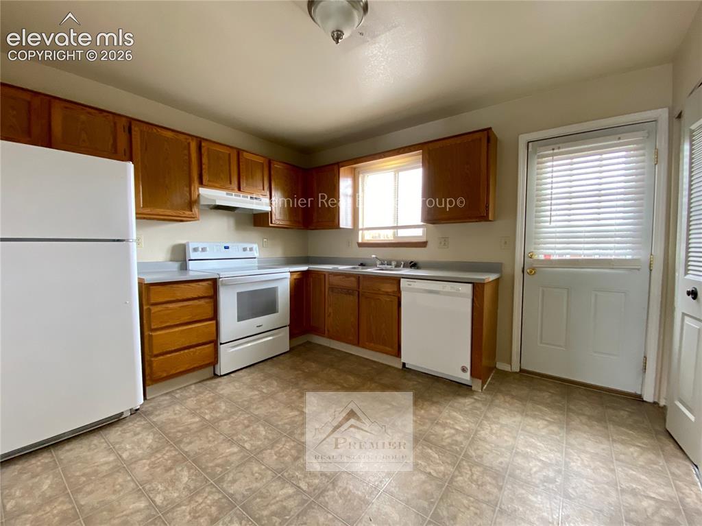 Image 4 of 7: Kitchen