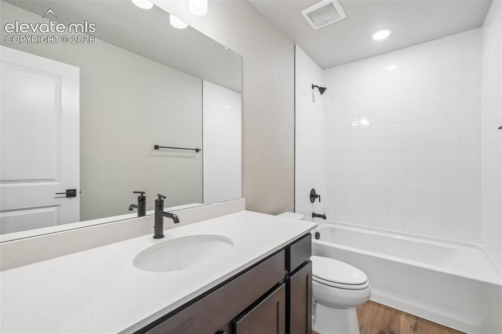 Image 18 of 50: Bathroom