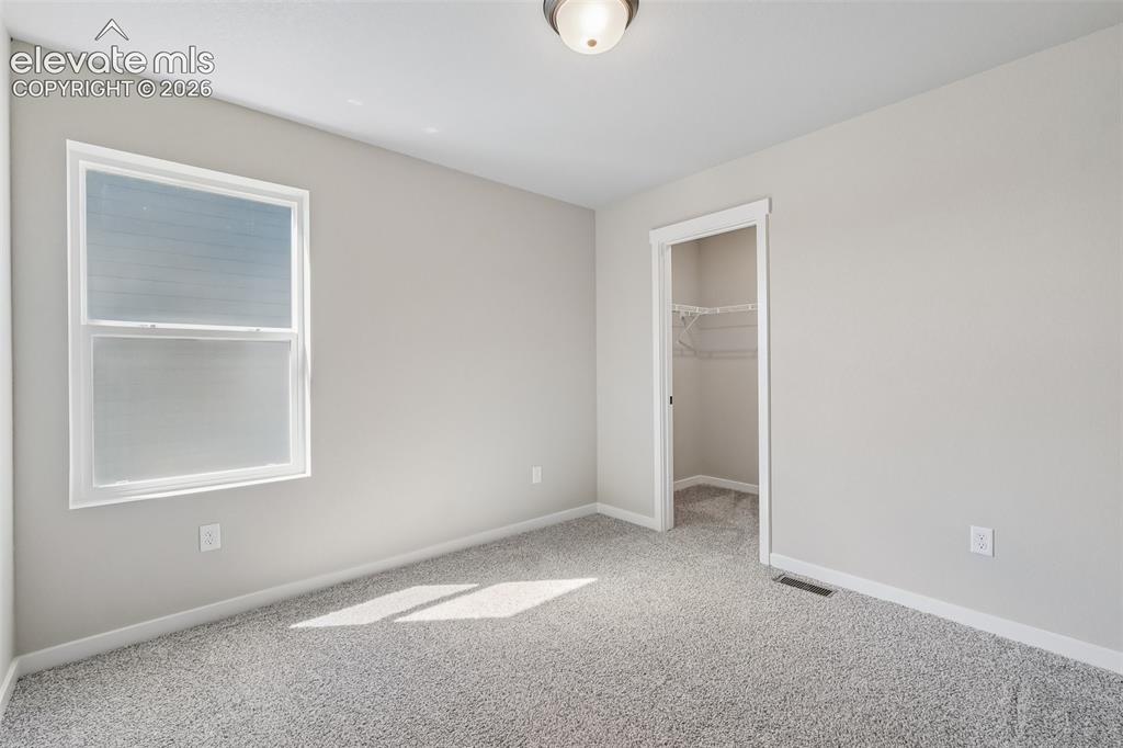 Image 19 of 50: Bedroom