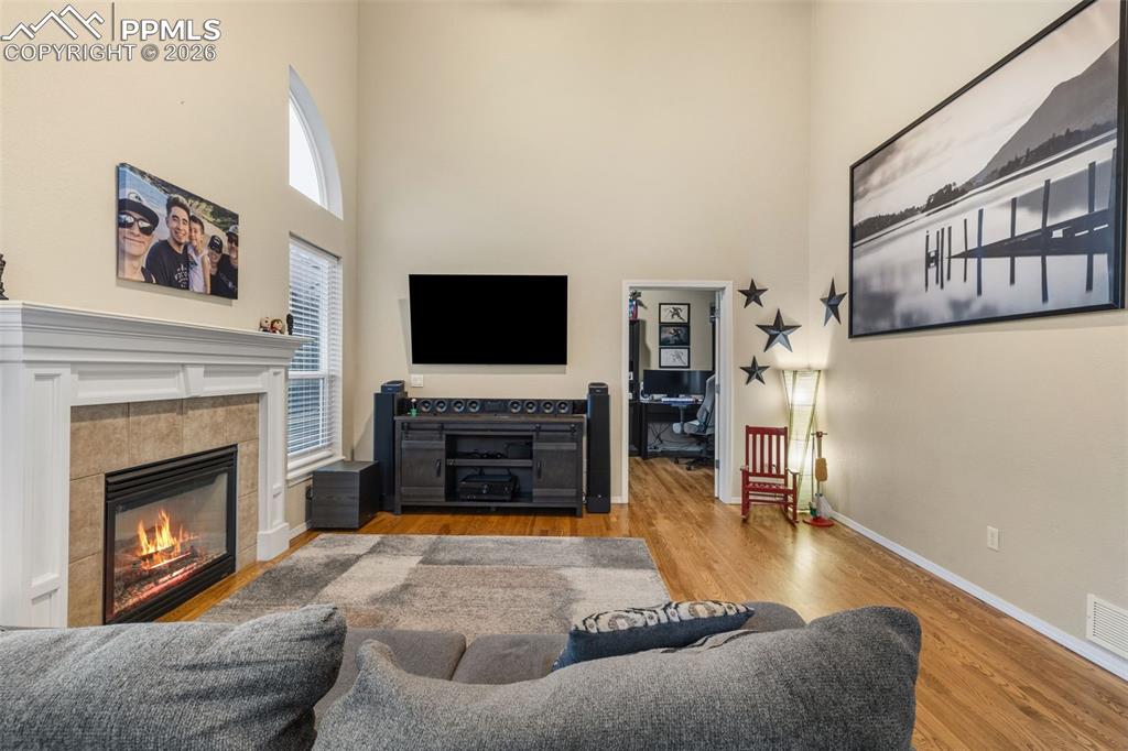 Image 19 of 37: Living Room