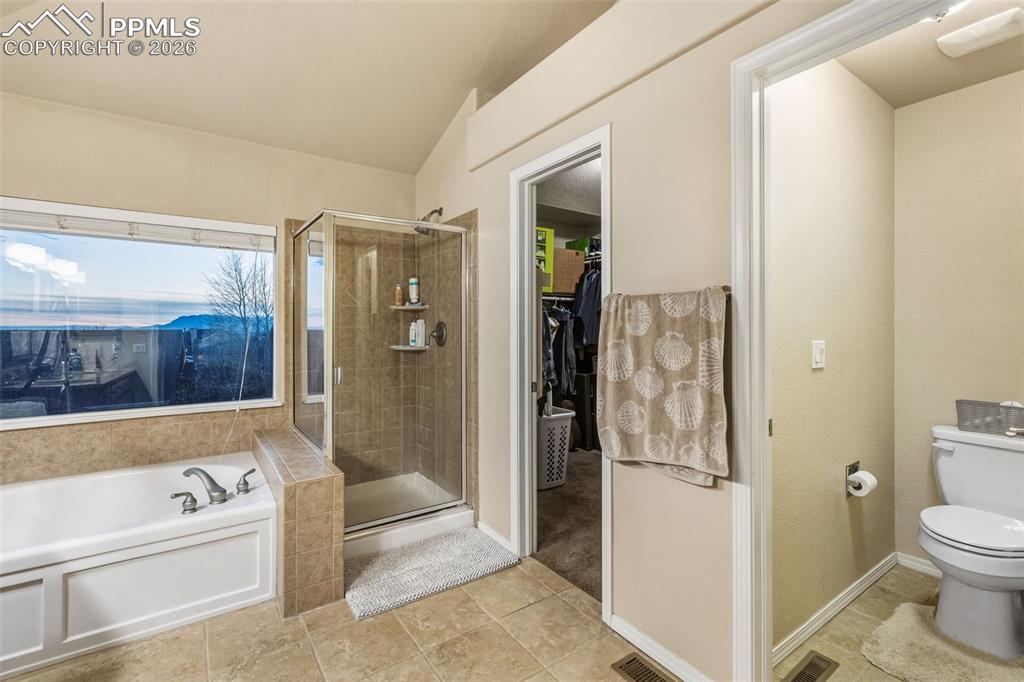 Image 25 of 37: Bathroom