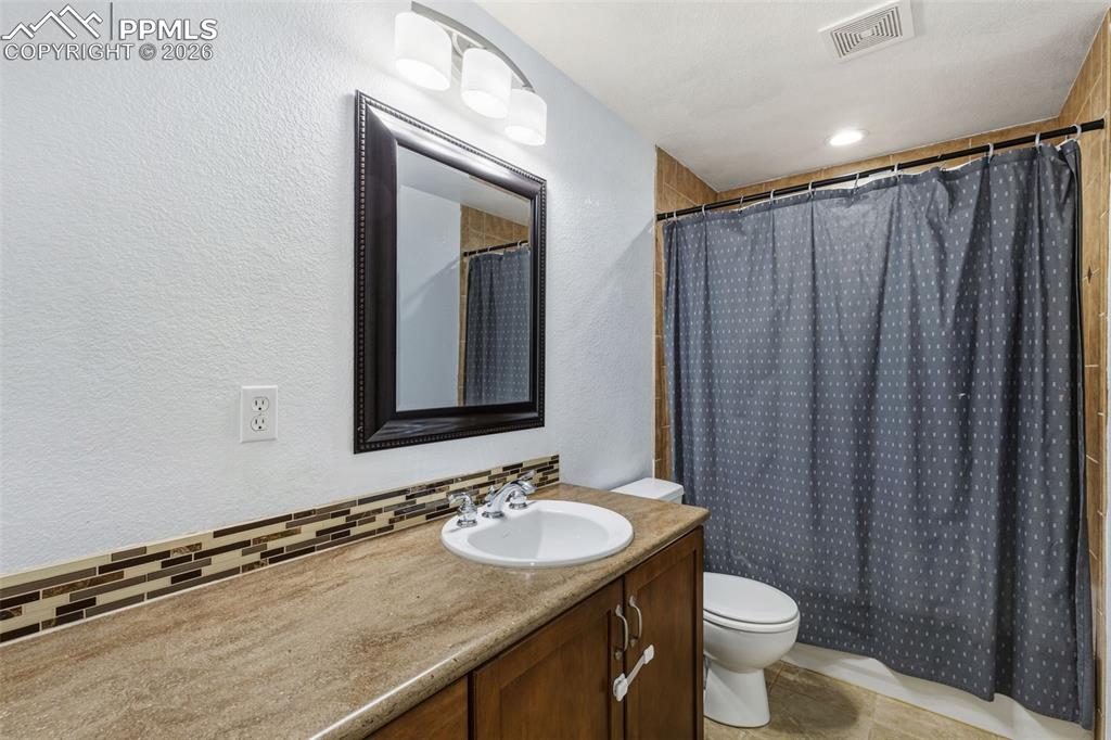 Image 37 of 37: Bathroom