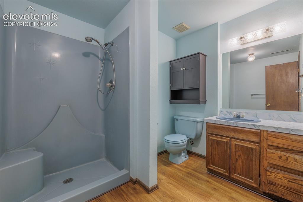 Image 35 of 49: Bathroom
