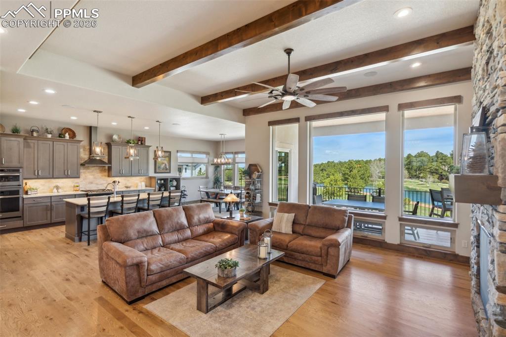 Image 18 of 50: Living Room