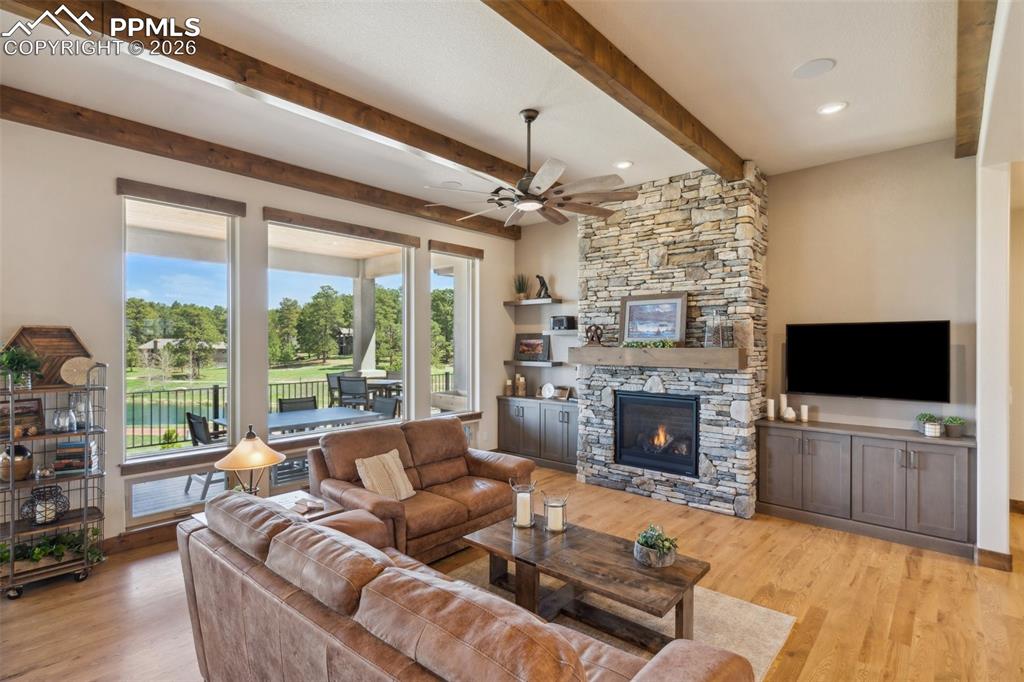 Image 19 of 50: Living Room