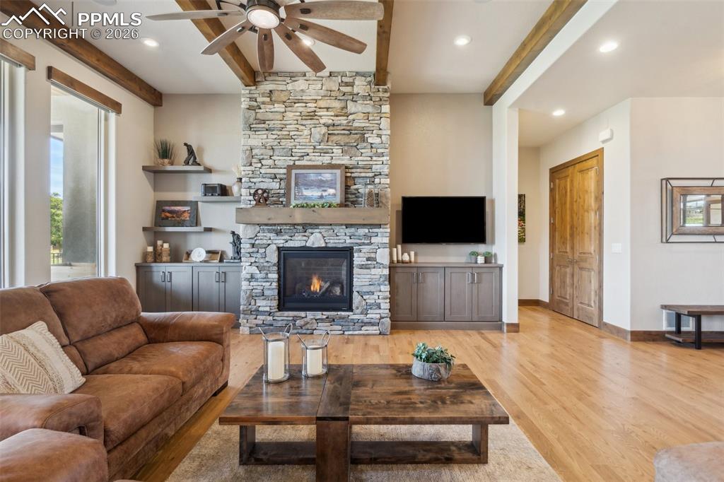 Image 20 of 50: Living Room