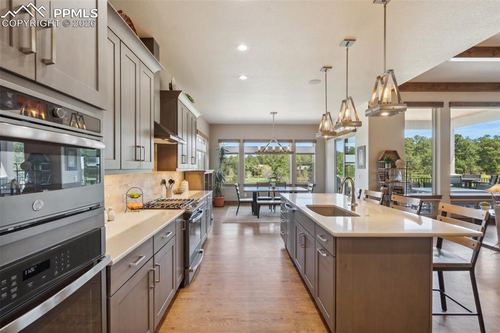 Image 25 of 50: Kitchen