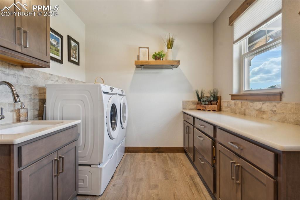 Image 30 of 50: Laundry