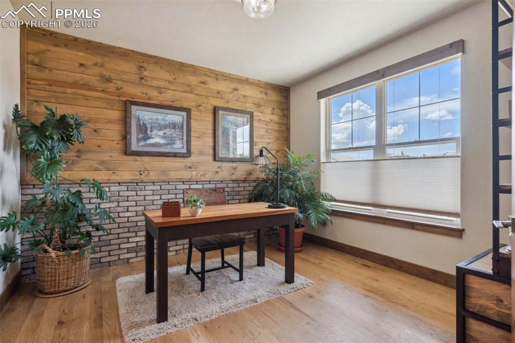 Image 31 of 50: Office