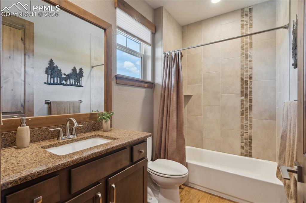 Image 32 of 50: Bathroom