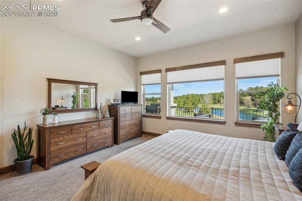 Image 35 of 50: Bedroom