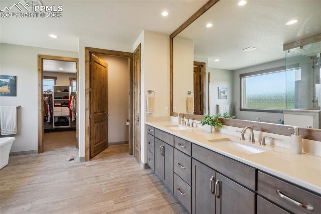 Image 36 of 50: Bathroom