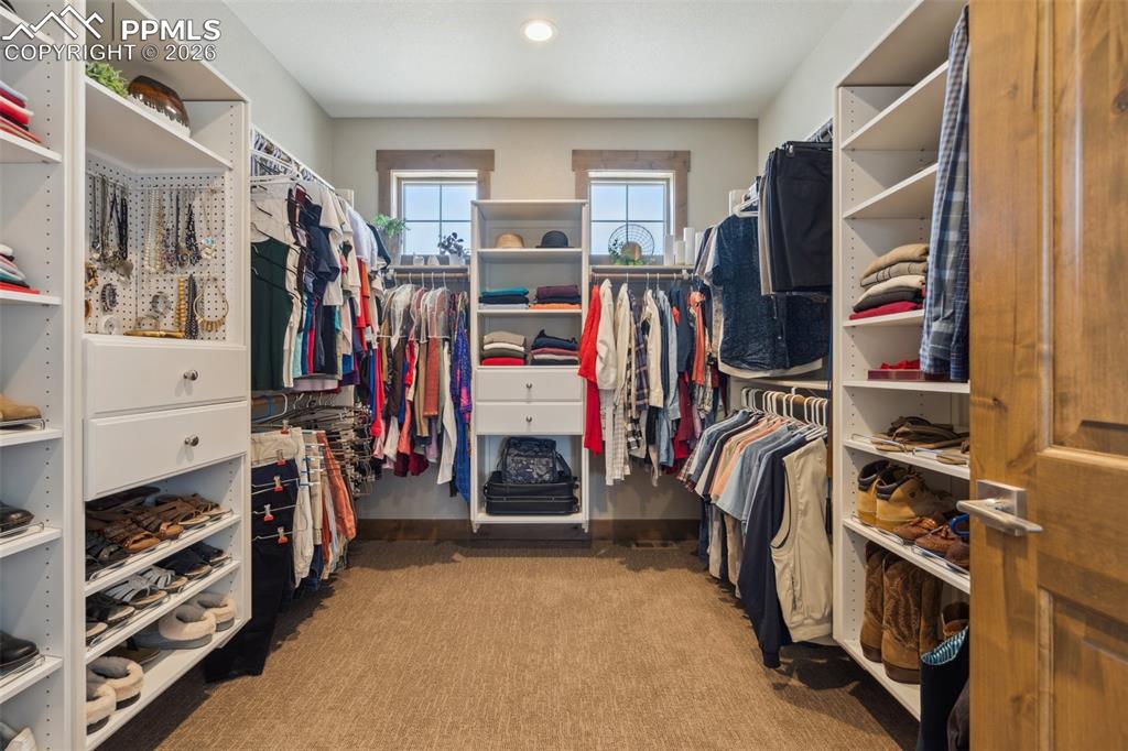 Image 38 of 50: Closet