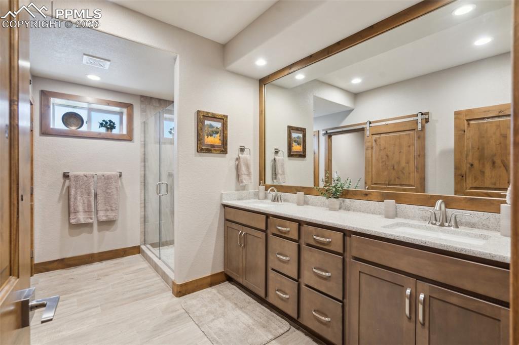 Image 40 of 50: Bathroom