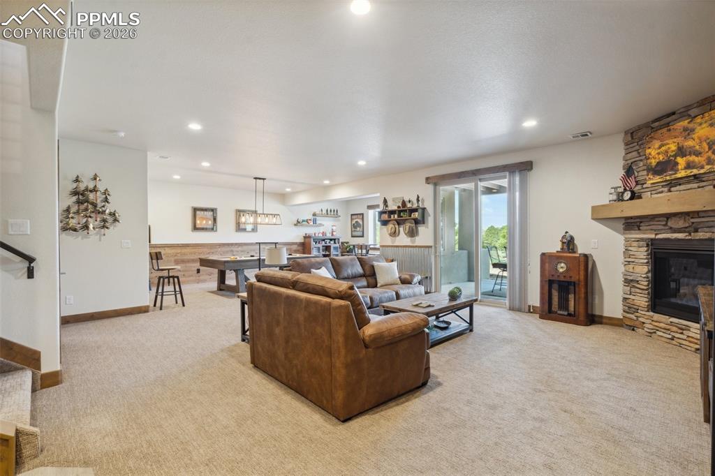 Image 42 of 50: Living Room