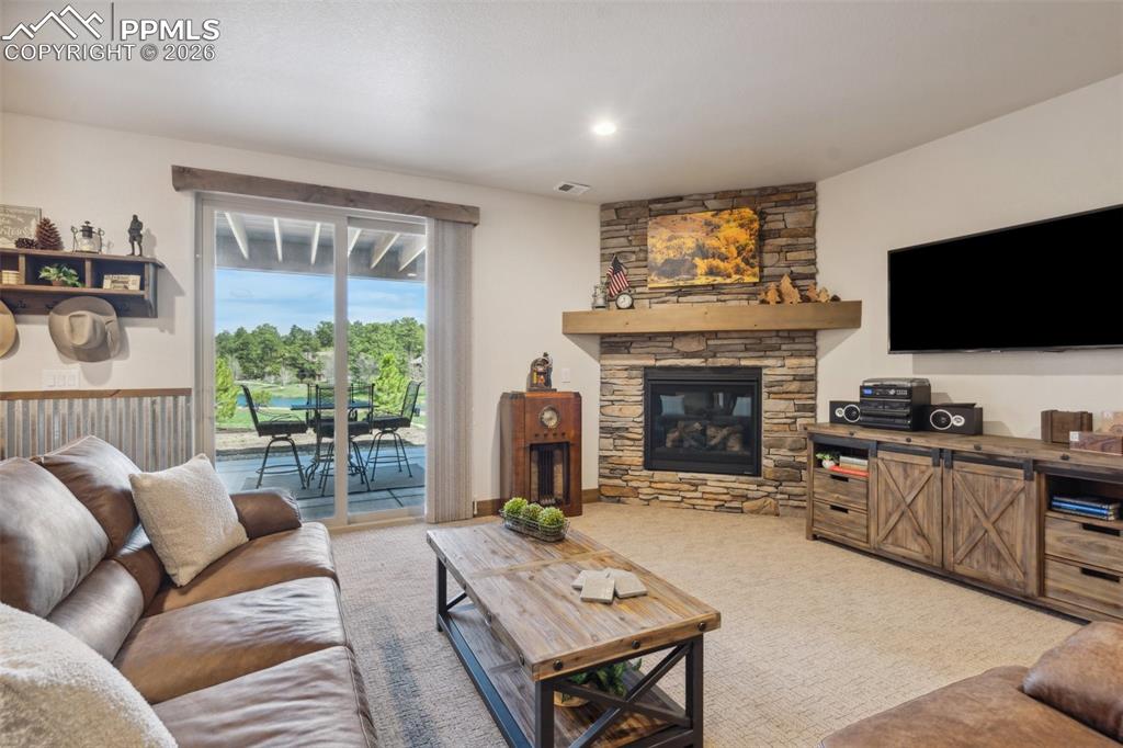 Image 43 of 50: Living Room