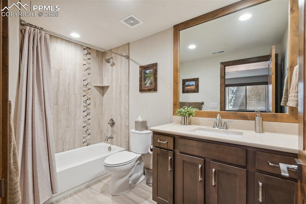 Image 48 of 50: Bathroom