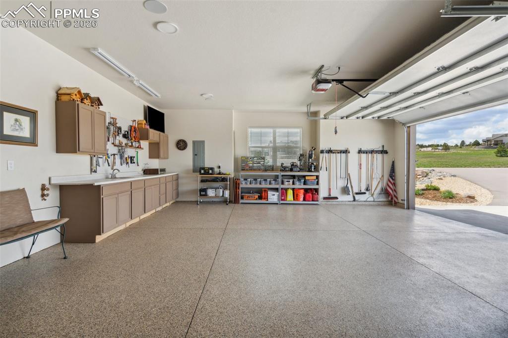 Image 49 of 50: Garage