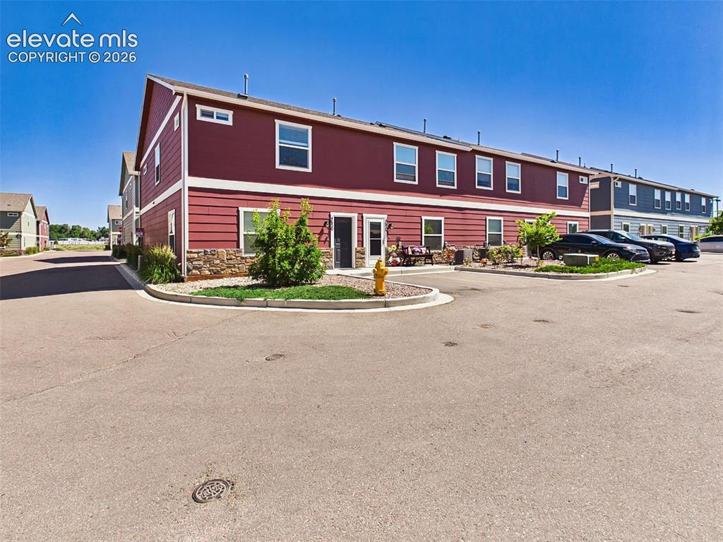 Image 1 of 40: End-unit townhome offering additional privacy, attractive curb appeal, conv