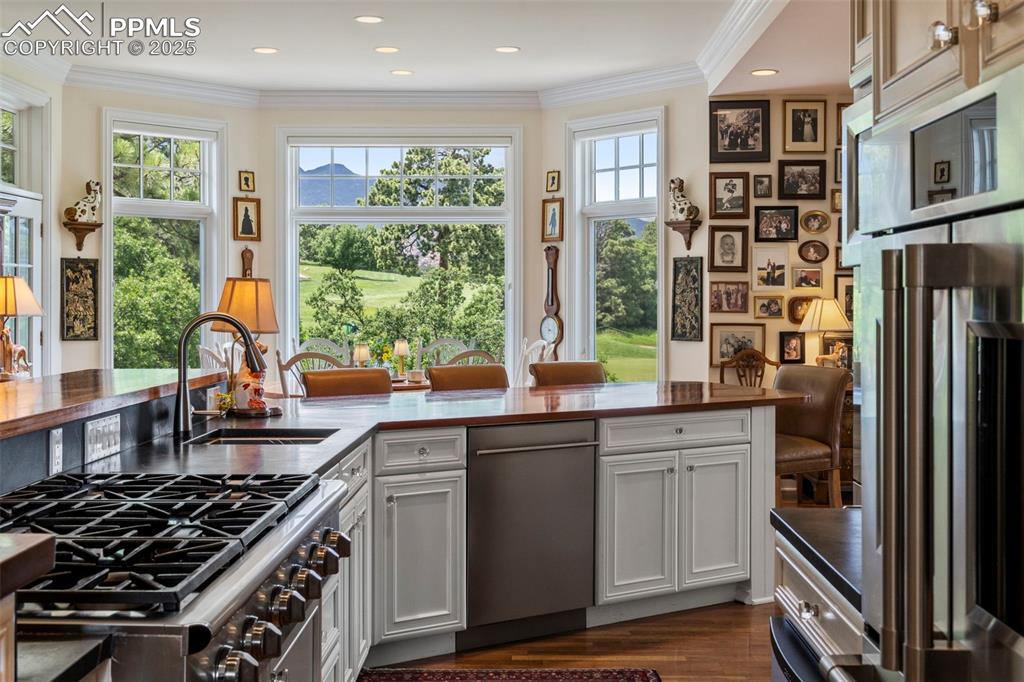 Image 12 of 50: Kitchen