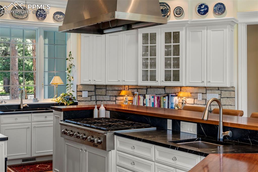 Image 14 of 50: Kitchen