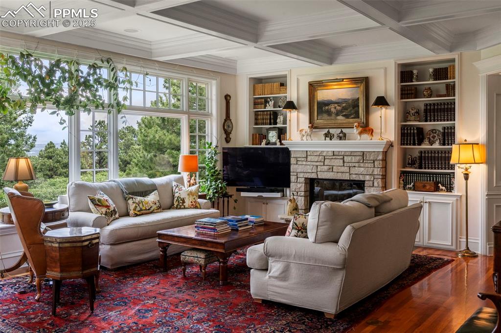 Image 16 of 50: Living Room
