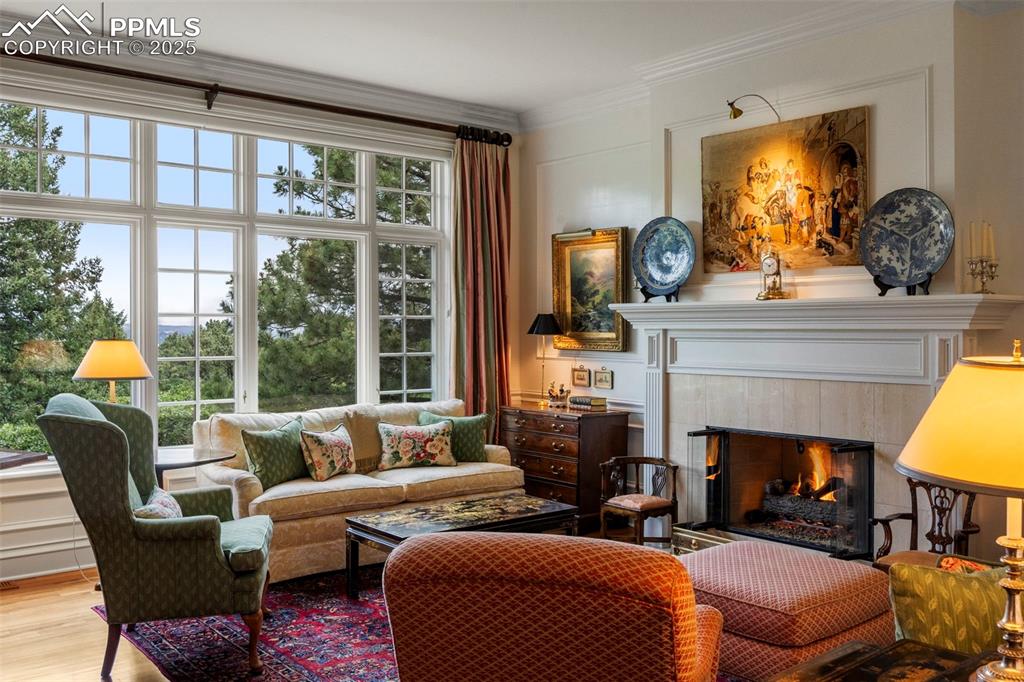 Image 19 of 50: Living Room
