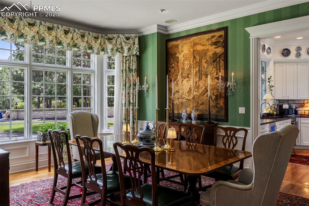 Image 9 of 50: Dining Area