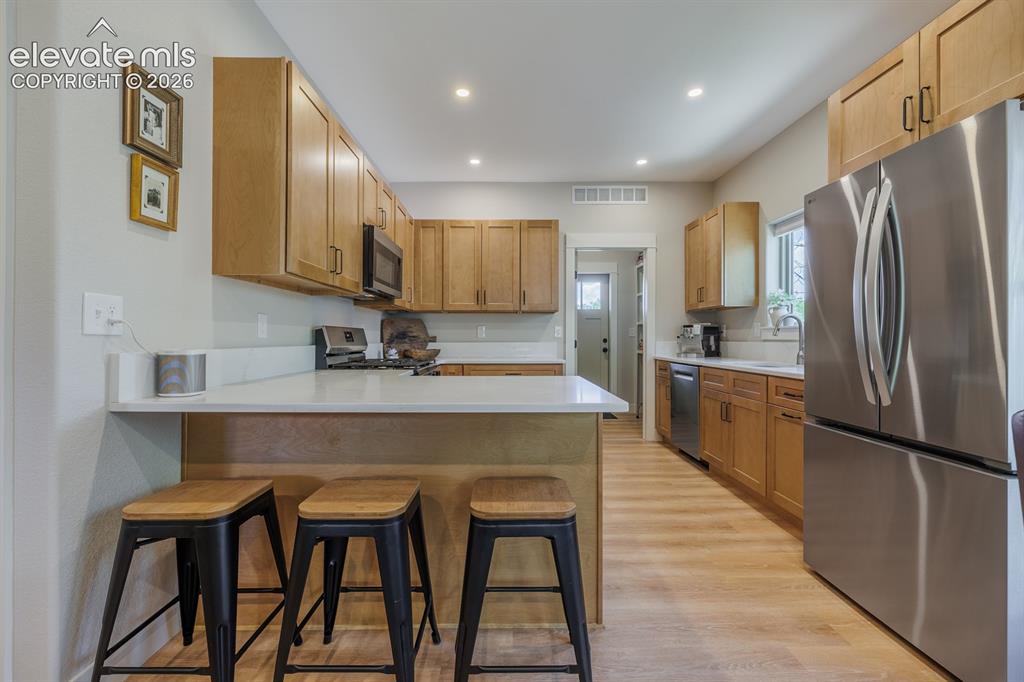 Image 10 of 50: Kitchen