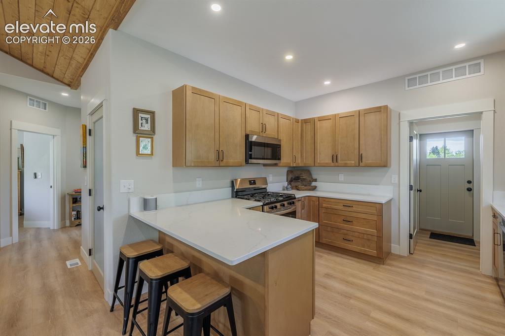 Image 12 of 50: Kitchen