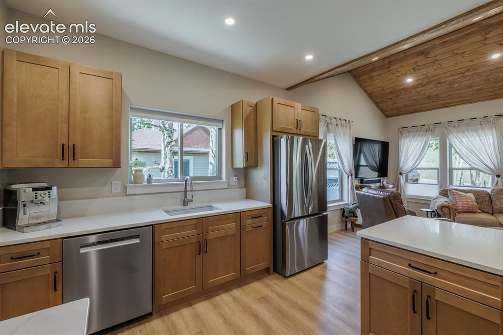 Image 14 of 50: Kitchen