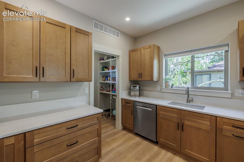Image 15 of 50: Kitchen