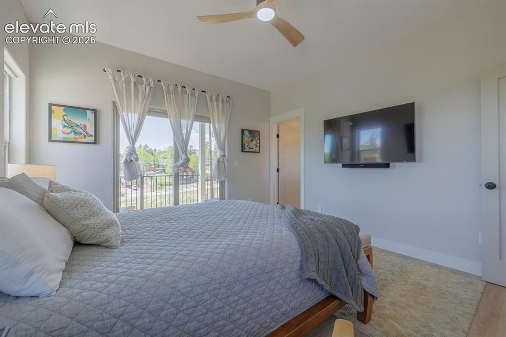 Image 19 of 50: Bedroom