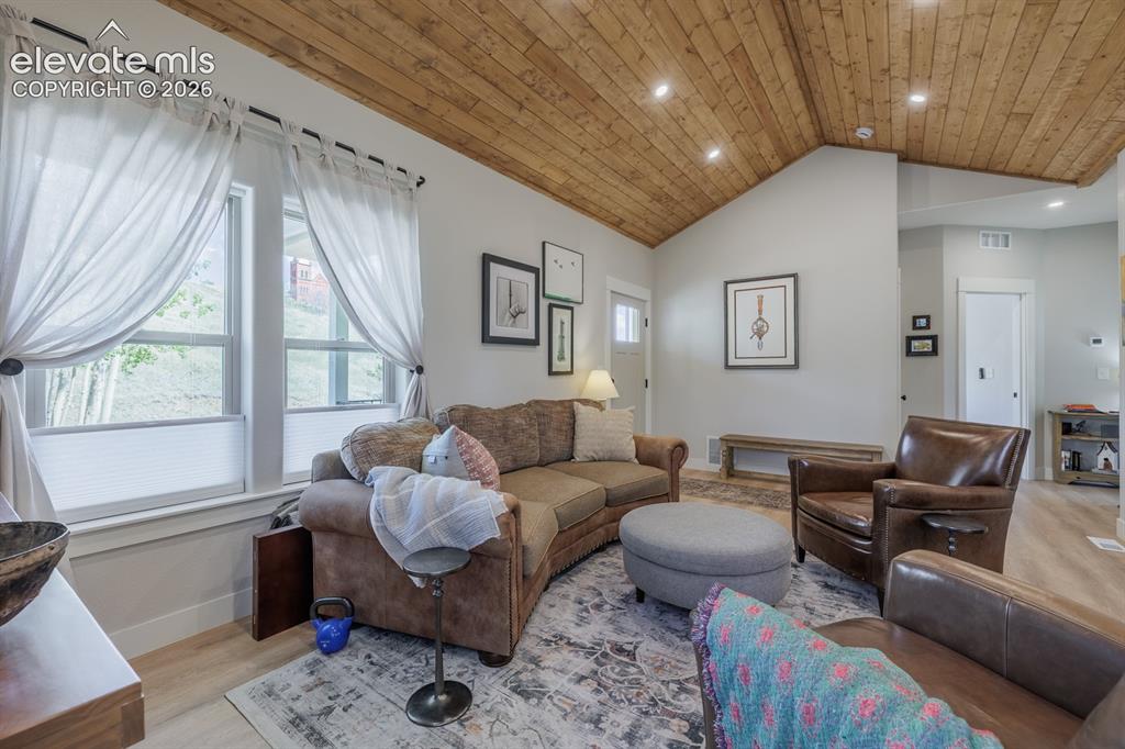 Image 8 of 50: Living Room