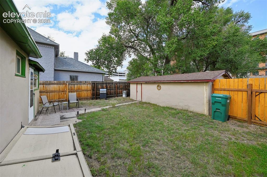 Image 19 of 22: Yard