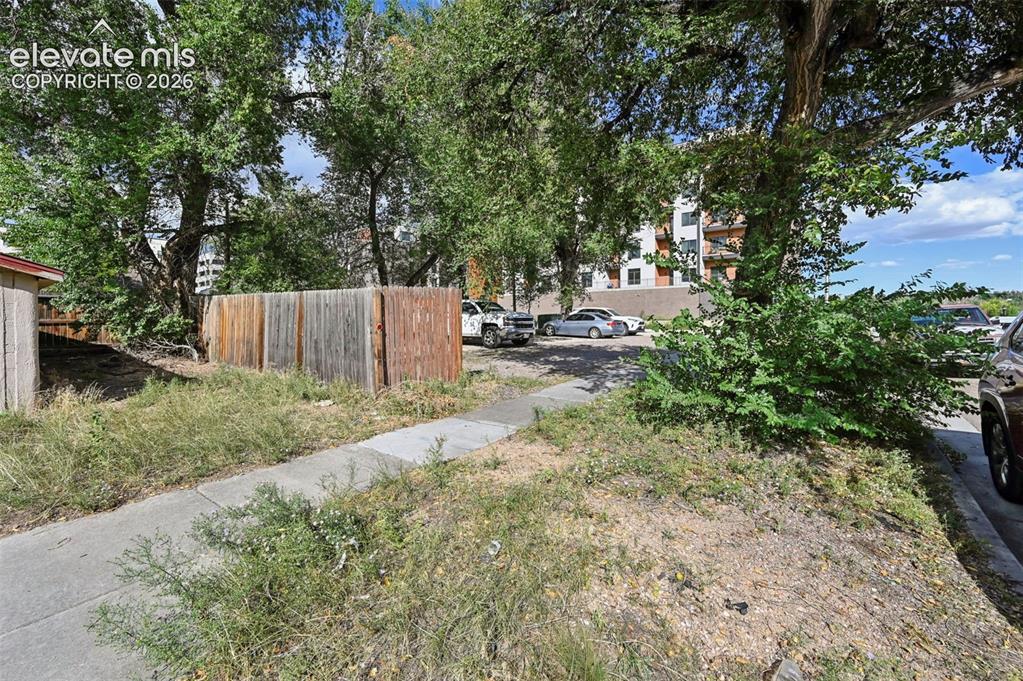 Image 20 of 22: Yard
