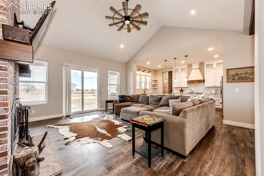 Image 10 of 40: Spacious Living Room!