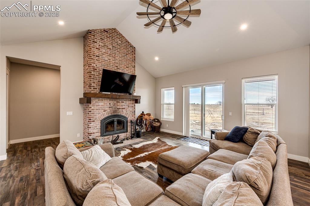 Image 14 of 40: Living Room