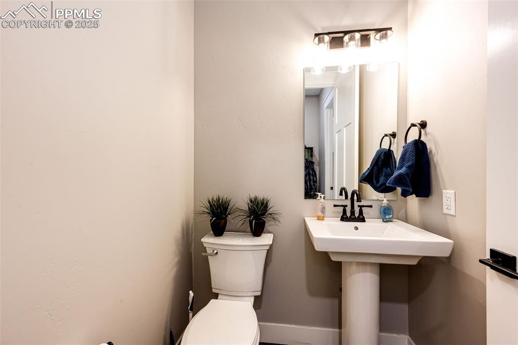 Image 17 of 40: Powder Bathroom