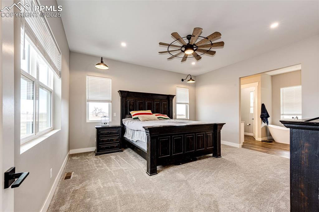 Image 18 of 40: Bedroom