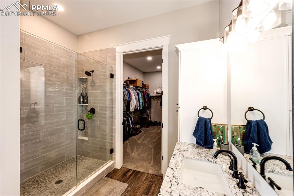 Image 21 of 40: Bathroom