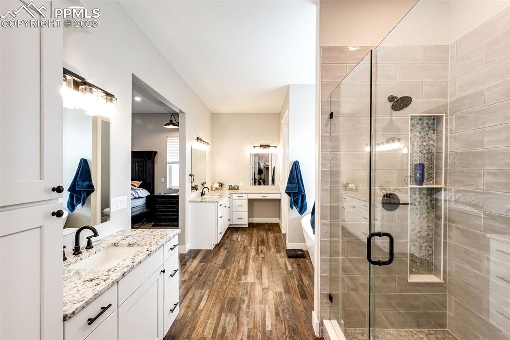 Image 22 of 40: Bathroom