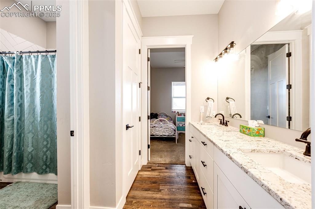 Image 24 of 40: Bathroom