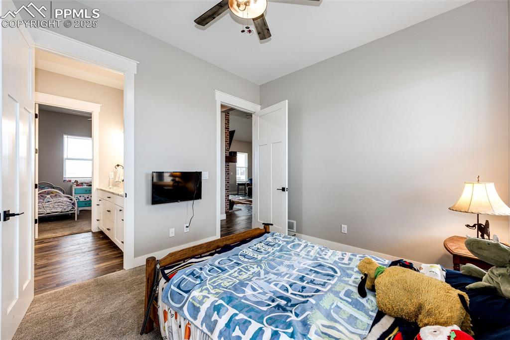 Image 25 of 40: Bedroom