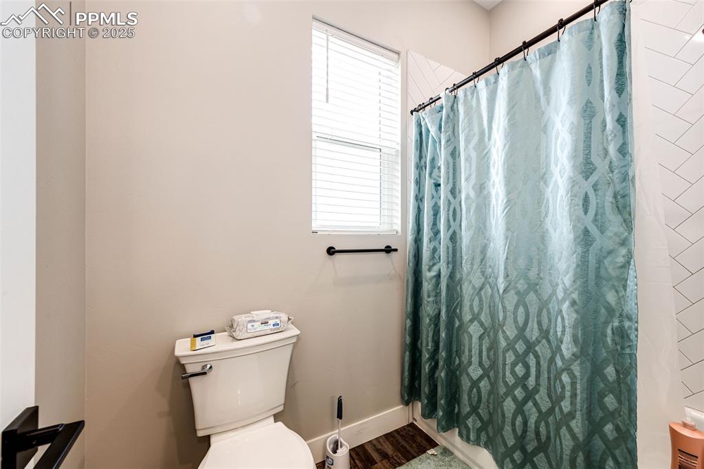 Image 26 of 40: Full Bathroom