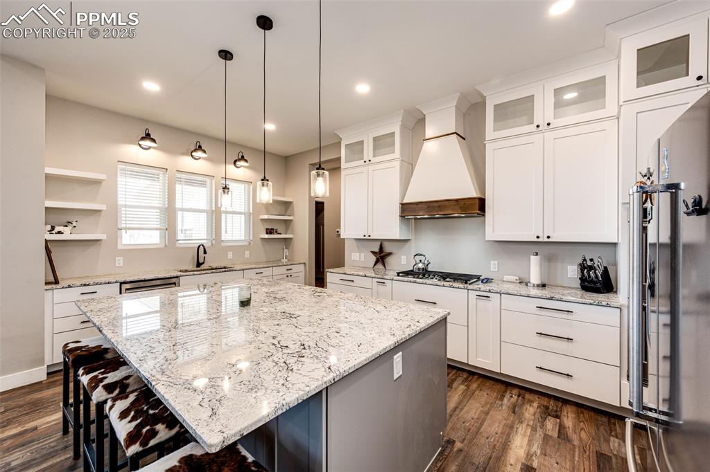 Image 3 of 40: Granite Countertops!