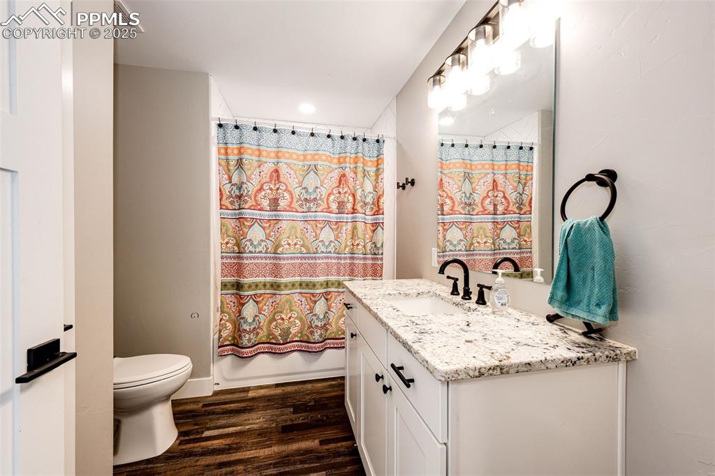 Image 30 of 40: Loft full bathroom.