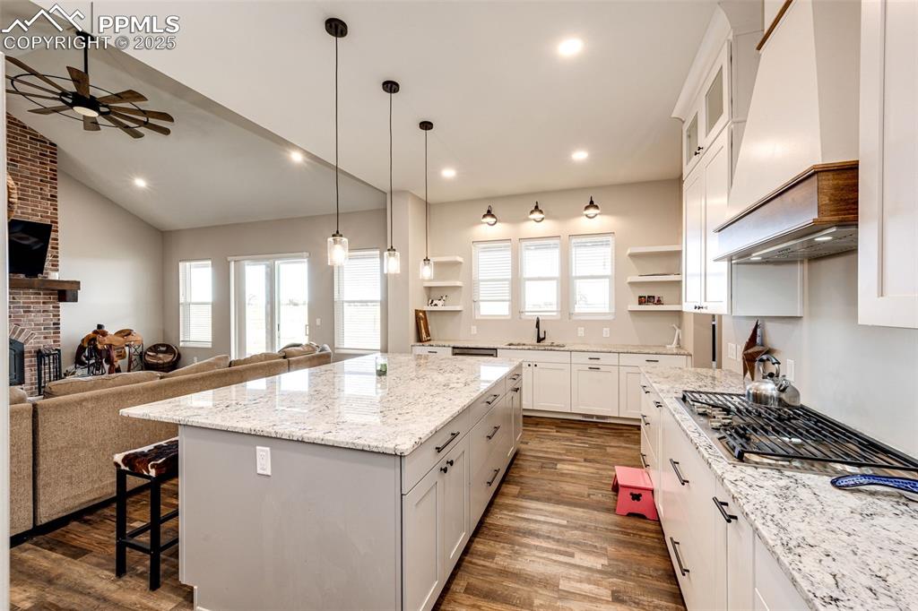 Image 5 of 40: Gas Cooktop!