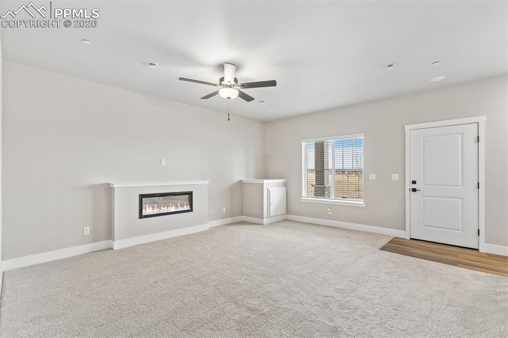 Image 19 of 21: Living Room