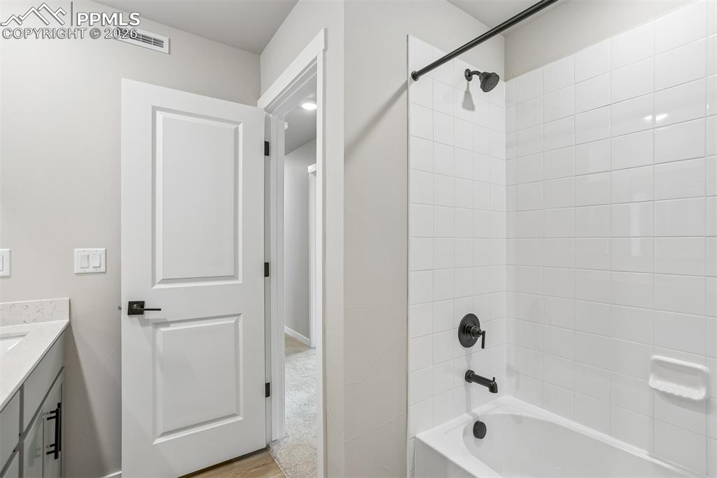 Image 20 of 21: Bathroom